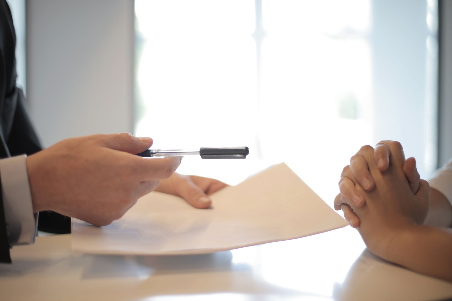 Contrat d'assurance emprunteur posé sur un bureau avec stylo