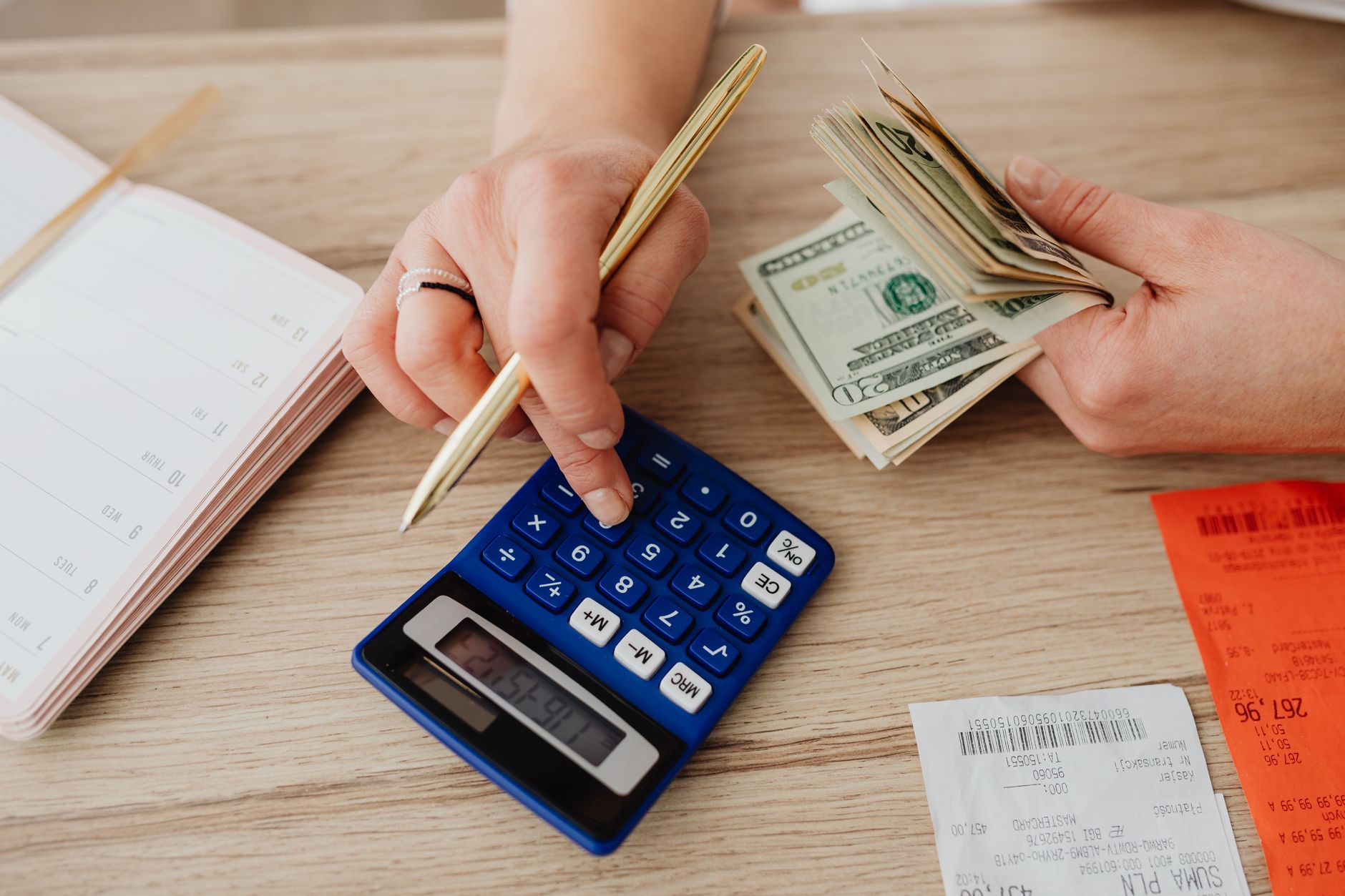 Couple qui calcule son budget apport immobilier devant des documents