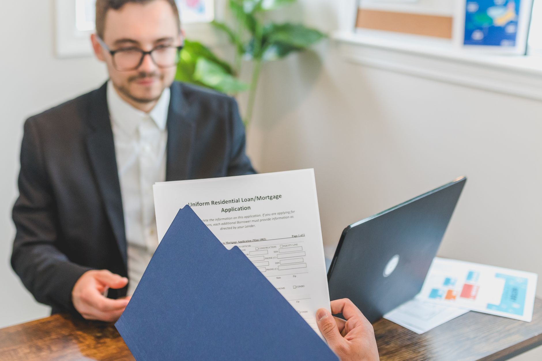 Dossier de prêt immobilier posé sur un bureau avec calculatrice et stylo