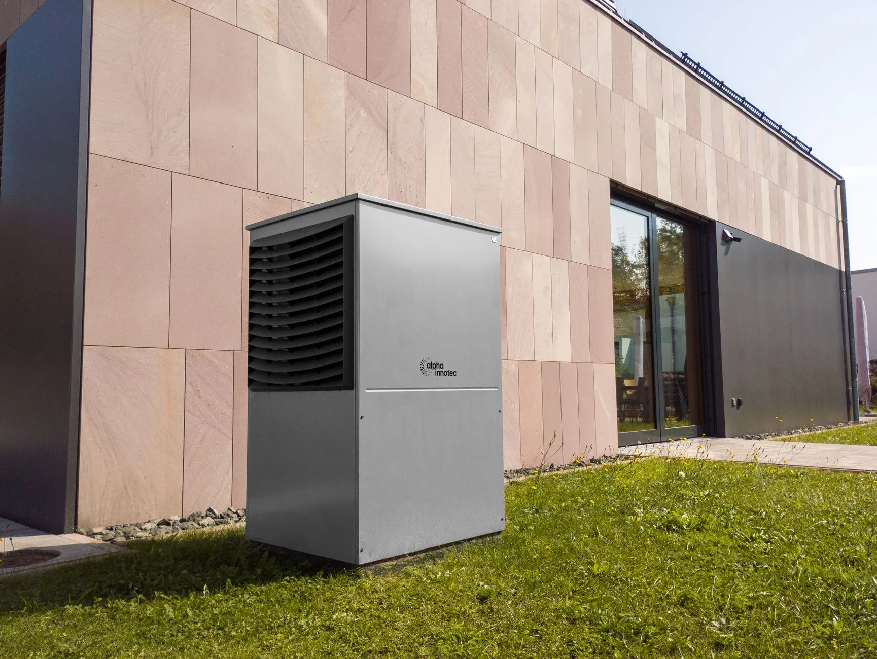 pompe à chaleur installée sur une maison neuve conforme RE2020