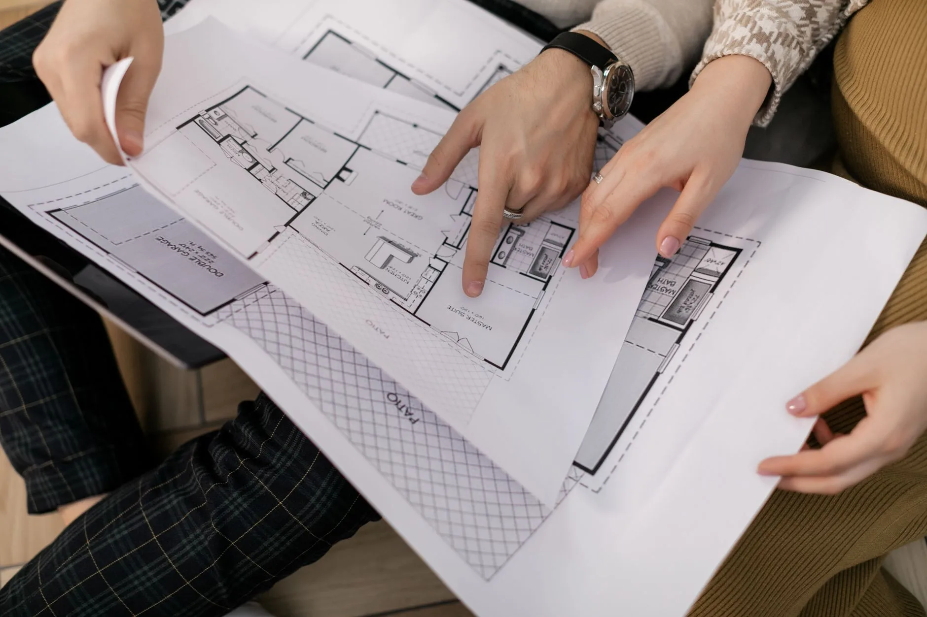 architecte et bureau d'études examinant des plans pour une attestation RE2020