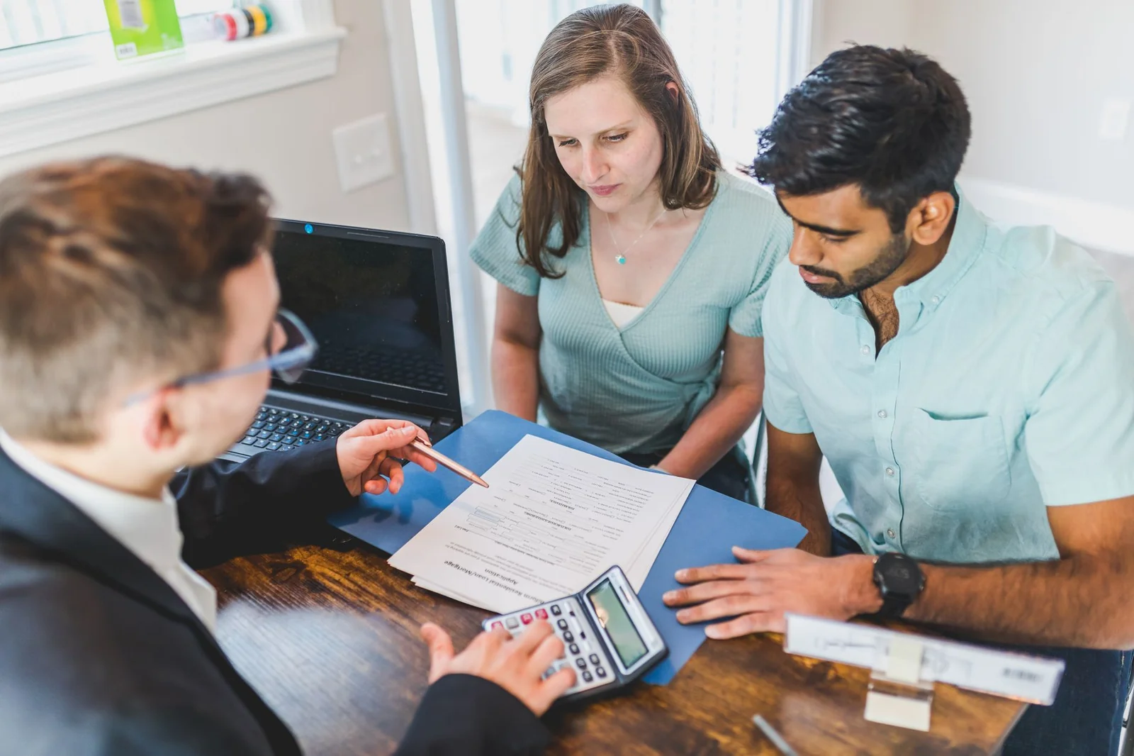 Primo-accédant en rendez-vous avec son conseiller bancaire pour un prêt immobilier